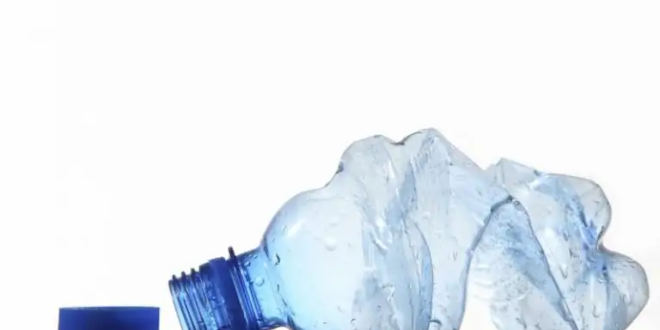 احذروا ملء زجاجات المياه البلاستيكية مرة أخرى لهذا السبب!