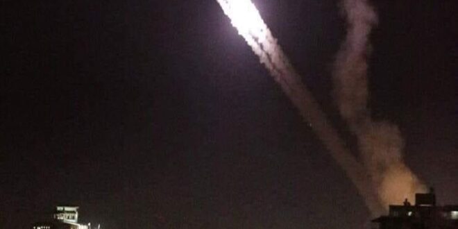 الدفاعات الجوية السورية تتصدى لأهداف معادية في أجواء دمشق.. شاهد!