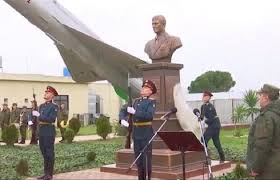إزاحة الستار عن تمثال طيار روسي في قاعدة "حميميم" الروسية بسوريا.. شاهد!