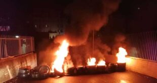 قطع للطرقات في لبنان احتجاجا على تردي الأوضاع المعيشية