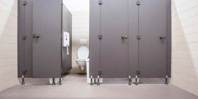 لماذا تكون أبواب الحمامات العامة قصيرة؟