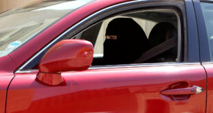 ضغطت على البنزين بدلا من الفرامل... سعودية تصدم مجموعة أشخاص بسيارتها... فيديو