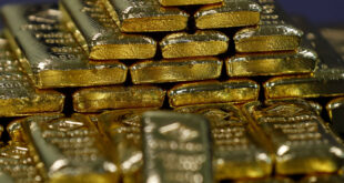 رجل أعمال أردني يثير ضجة بتوزيعه الذهب