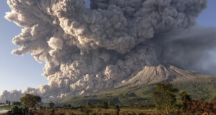 بركان في إندونيسيا ينفث سحابة من الرماد لارتفاع 5 كيلومترات (فيديو+صور)