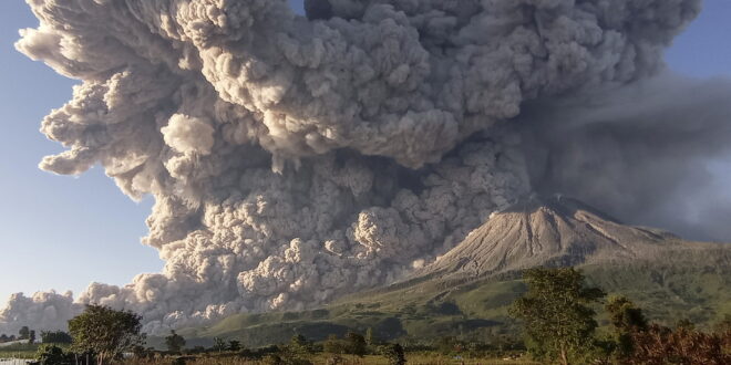 بركان في إندونيسيا ينفث سحابة من الرماد لارتفاع 5 كيلومترات (فيديو+صور)