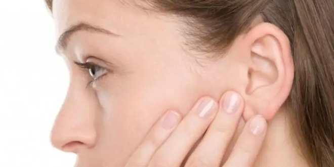 حيلة منزلية لتنظيف الأذن المسدودة بدون ألم