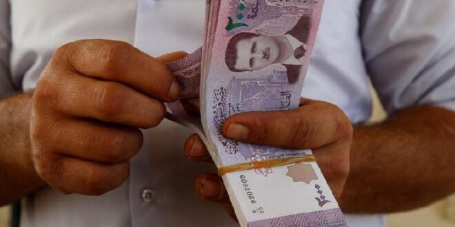 وزير المالية: سعر الصرف “وهمي” وتلميح الى زيادة الرواتب بعد رمضان