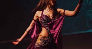 راقصة تثير جدلا واسعا بصور في أشهر مساجد البلاد