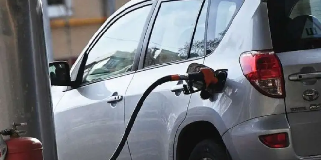 ما أسباب انبعاث رائحة البنزين في السيارة؟