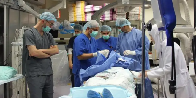 بالفيديو.. مريضة تغني لعمرو دياب أثناء عملية جراحية وتفاجئ الأطباء