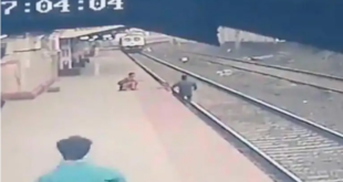 شاهد بالفيديو سوبر مان الهند.. شاب ينقذ طفلاً من أمام عربة قطار مسرعة
