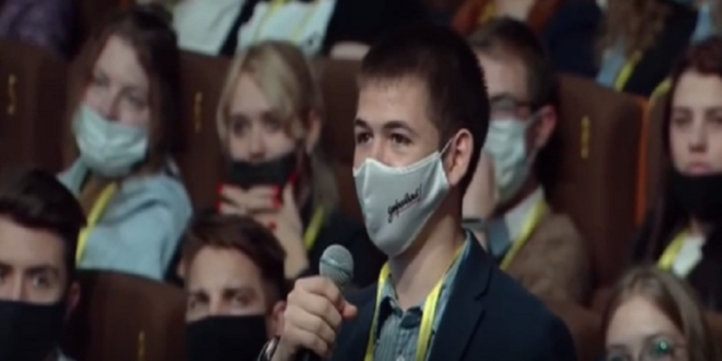 شاب روسي يوجه طلبا للرئيس بوتين.. براً بوالدته!