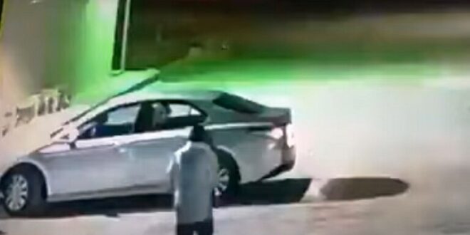 السعودية.. لص يسرق سيارة بداخلها امرأة (فيديو)