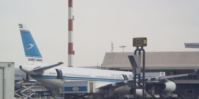 شخص في حالة "غير طبيعية" يتسلل لمدرج مطار الكويت وأنباء عن صعوده لطائرة ولي العهد
