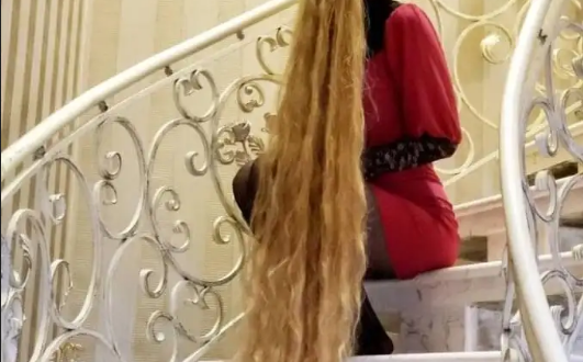 فتاة أوكرانية لم تقص شعرها منذ 30 عاماً