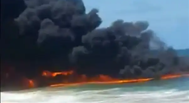 فيديو لا يصدق.. كتلة من النيران الملتهبة تشتعل فوق مياه البحر