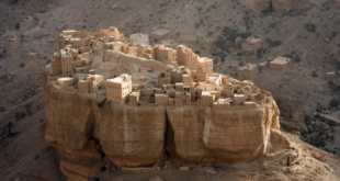 قرية في اليمن تتربع على صخرة عملاقة.. شاهد أين يعيش سكانها