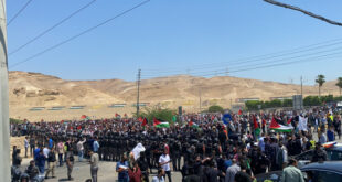 آلاف الأردنيين يحتشدون وسط محاولات لاجتياز الخط الحدودي مع فلسطين (فيديو)