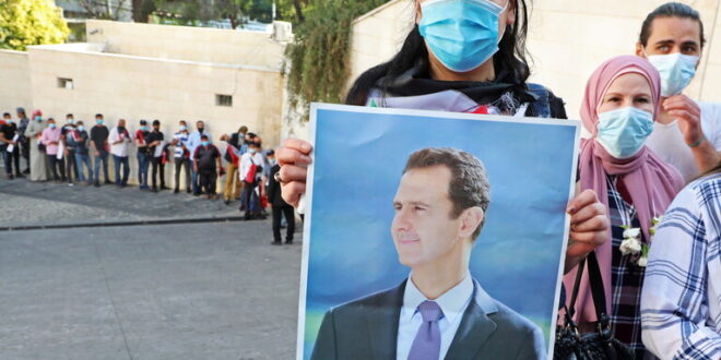 أهالي إحدى المناطق اللبنانية يقومون بترحيل من انتخب الرئيس الأسد