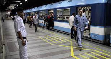 شاب مصري يخلع ملابسه داخل محطة مترو في القاهرة