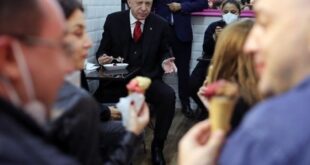 بالفيديو: أردوغان يوقف موكبه في مدينة إسطنبول ليتناول 'البوظة'