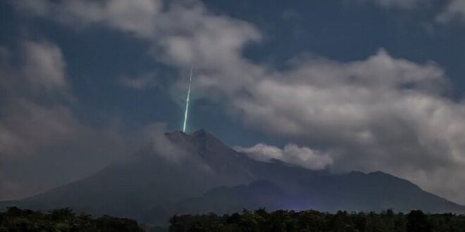 رصد ضوء أخضر غريب فوق بركان إندونيسي أثناء ثورانه