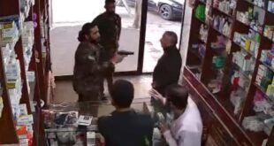 عنصر من ميليشيا الجيش الوطني يهجم بالسلاح على أحد الصيادلة في ريف حلب.. شاهد!