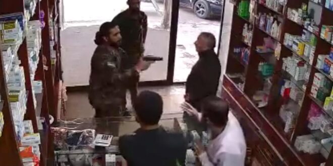 عنصر من ميليشيا الجيش الوطني يهجم بالسلاح على أحد الصيادلة في ريف حلب.. شاهد!