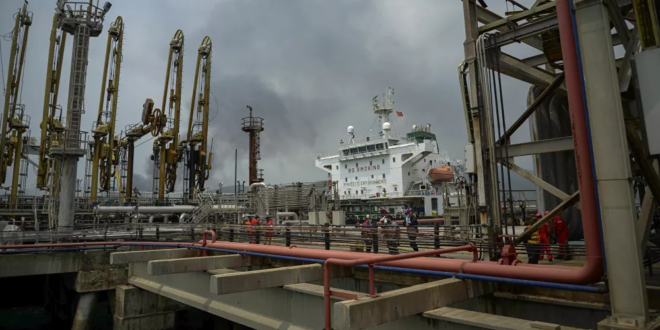 النفط يرتفع مع انحسار خطر استئناف إمدادات إيران