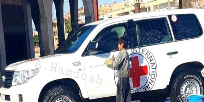 “النفاق يحكم العالم”.. صورة تثير الجدل لطفل يغسل سيارة “الصليب الأحمر” في الحسكة
