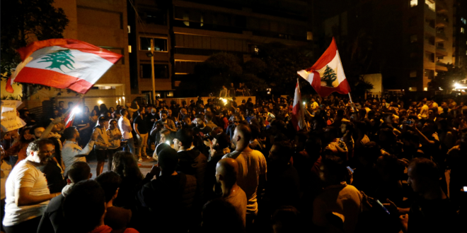 محتجون يحاولون اقتحام منزل وزير الاقتصاد اللبناني