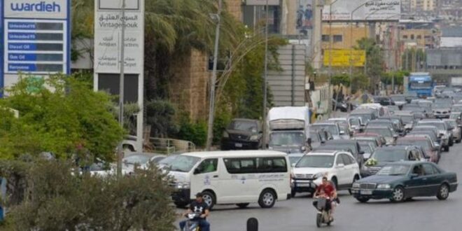 أزمة البنزين تصل ذروتها.. لبناني يحاول حرق سيارته يأساً