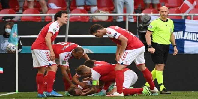 اللاعب الدنماركي إريكسن يثير الرعب في يورو 2020 بعد سقوطه في الملعب جراء نوبة قلبية
