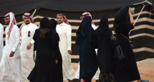 نساء يركضن ورعب.. "مسدس لعبة" يثير الذعر في مهرجان بالسعودية.. شاهد!