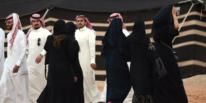 نساء يركضن ورعب.. "مسدس لعبة" يثير الذعر في مهرجان بالسعودية.. شاهد!