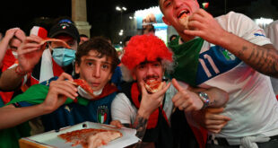 الصورة الأشهر من نهائي "يورو 2020"..."لاتضع الأناناس على البيتزا"...ما قصتها