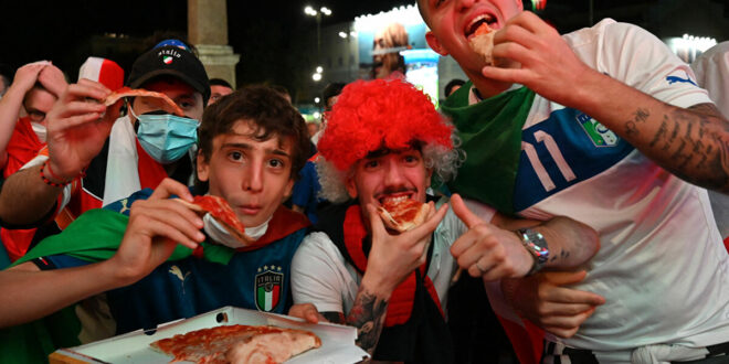 الصورة الأشهر من نهائي "يورو 2020"..."لاتضع الأناناس على البيتزا"...ما قصتها