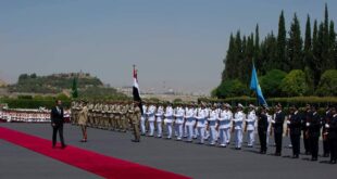 الأسد يتبادل التحية مع إحدى معلماته