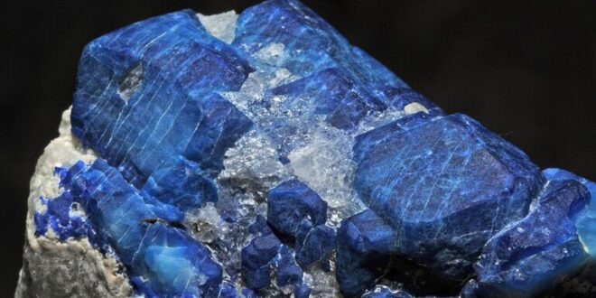سريلانكي يعثر على "أكبر حجر ياقوت أزرق في العالم" قيمته 100 مليون دولار