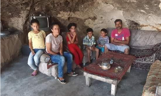 سوريا.. عائلة تعيش في كهف لعدم القدرة على بناء منزل