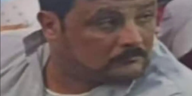 ميت يتحرك خلال جنازته في مصر.
