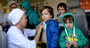 أطباء روس يقدمون الرعاية الطبية للاجئي