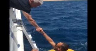 فيديو لموقف طريف مع “ملك الأردن” في عرض البحر