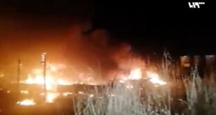 لبنانيون يحرقون مخيّمين للاجئين سوريين شمالي لبنان