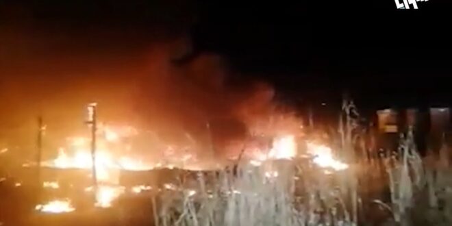 لبنانيون يحرقون مخيّمين للاجئين سوريين شمالي لبنان