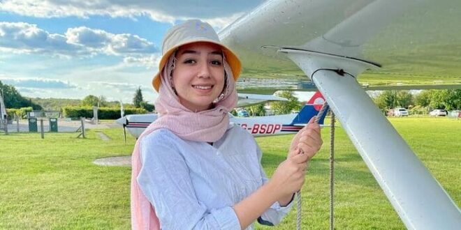 بريطانيا تمنح جنسيتها للطيّارة السورية مايا غزال