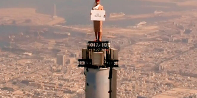 إعلان طيران الإمارات على قمة أعلى برج في العالم
