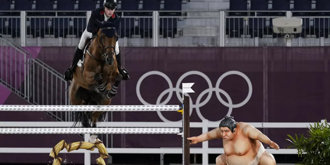 تمثال مصارع سومو عند الحواجز يرعب خيول أولمبياد طوكيو