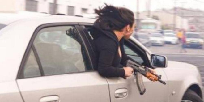 "سيدة الكلاشينكوف".. مشهد صادم في شوارع كاليفورنيا