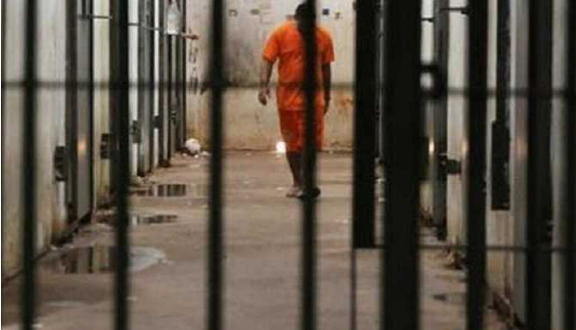 سجينان يحتجزان حارسين كرهائن.. والفدية غريبة لا تخطر على البال